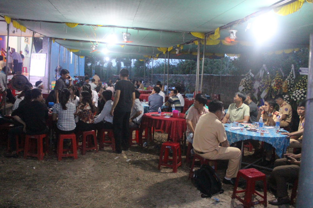 Đại uý CSGT bị côn đồ ép ngã xe thiệt mạng: Nỗi đau tột cùng của vợ trẻ, con thơ-1