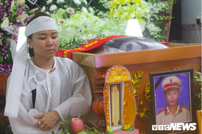 Đại uý CSGT bị côn đồ ép ngã xe thiệt mạng: Nỗi đau tột cùng của vợ trẻ, con thơ-2