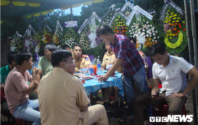 Đại uý CSGT bị côn đồ ép ngã xe thiệt mạng: Nỗi đau tột cùng của vợ trẻ, con thơ-3