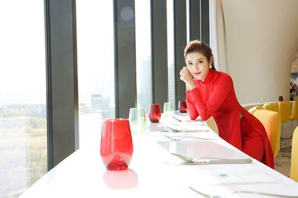 Á hậu Huyền My diện áo dài đỏ nổi bật khi dự sự kiện ở Hàn Quốc-1