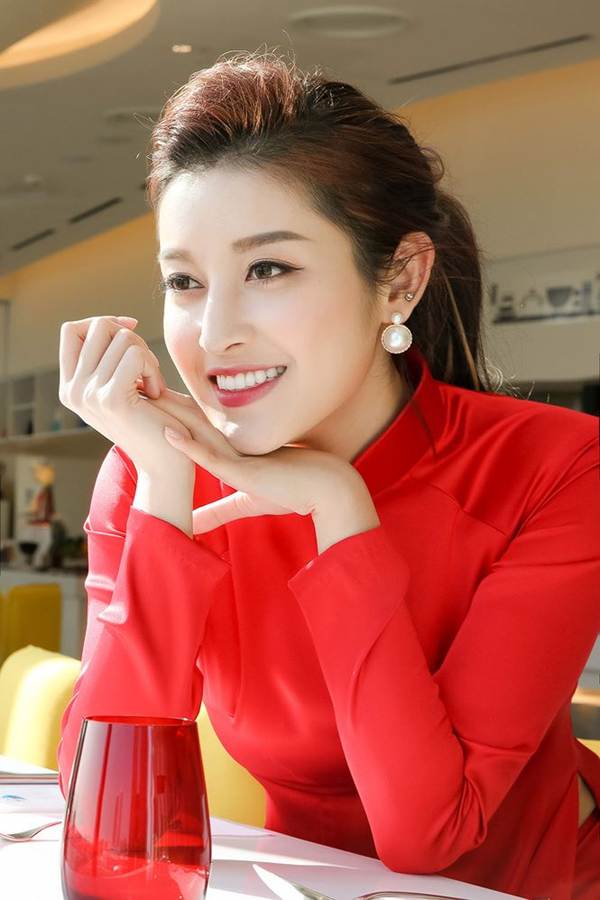 Á hậu Huyền My diện áo dài đỏ nổi bật khi dự sự kiện ở Hàn Quốc-3