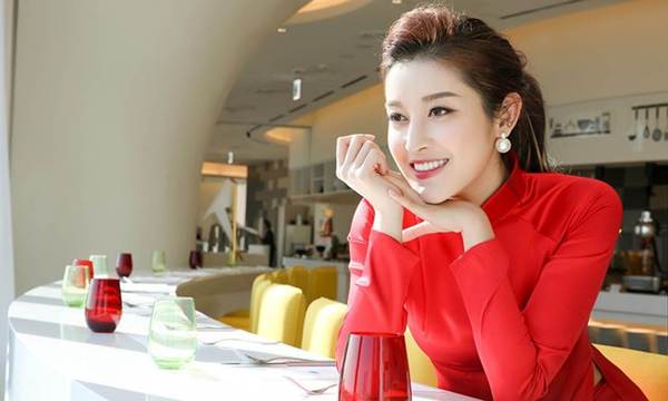 Á hậu Huyền My diện áo dài đỏ nổi bật khi dự sự kiện ở Hàn Quốc-4