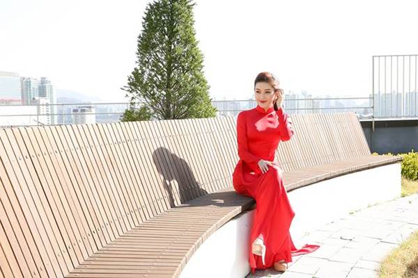 Á hậu Huyền My diện áo dài đỏ nổi bật khi dự sự kiện ở Hàn Quốc-6