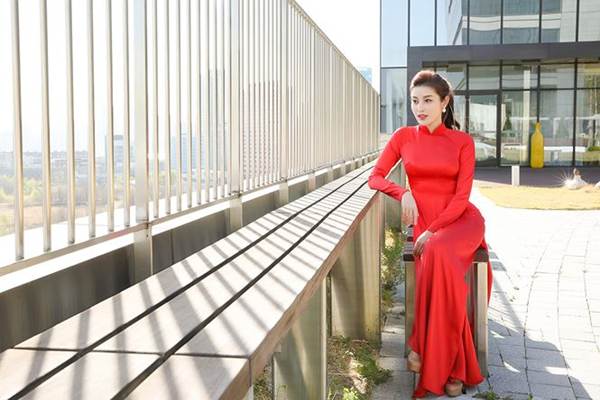 Á hậu Huyền My diện áo dài đỏ nổi bật khi dự sự kiện ở Hàn Quốc-7