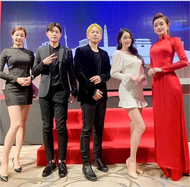 Á hậu Huyền My diện áo dài đỏ nổi bật khi dự sự kiện ở Hàn Quốc-8