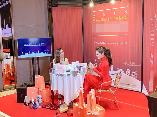 Á hậu Huyền My diện áo dài đỏ nổi bật khi dự sự kiện ở Hàn Quốc-9