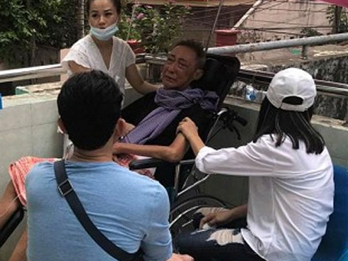 Suốt 1 tuần nằm mê man vì sốt cao, nghệ sĩ Lê Bình vẫn chưa thể ngồi dậy-4