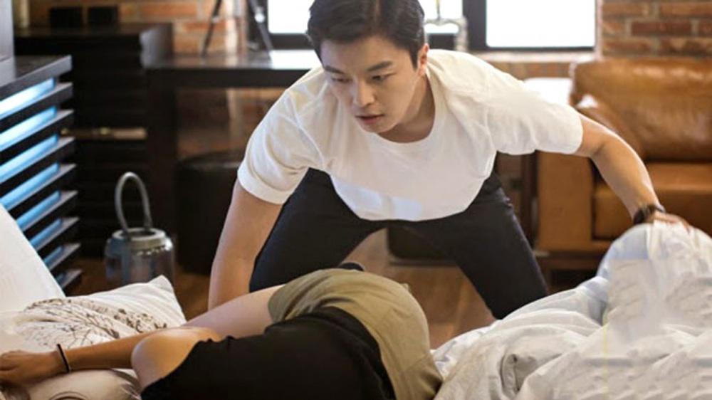 Về nhà thấy osin đang nằm nghiêng ráo nước chờ, chồng lao ngay vào nào ngờ...-1