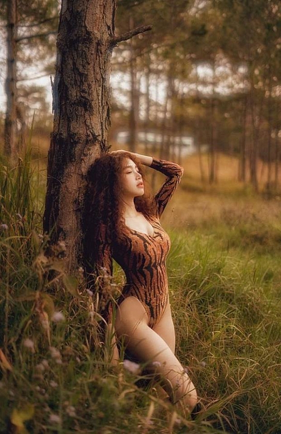 Bà mẹ 2 con Elly Trần đốt mắt với đường cong bốc lửa giữa rừng già-1