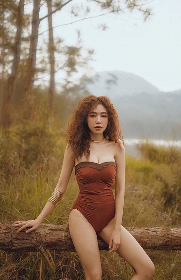 Bà mẹ 2 con Elly Trần đốt mắt với đường cong bốc lửa giữa rừng già-2