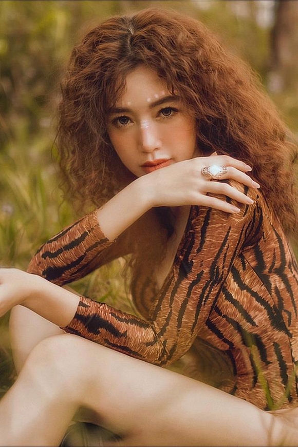 Bà mẹ 2 con Elly Trần đốt mắt với đường cong bốc lửa giữa rừng già-4