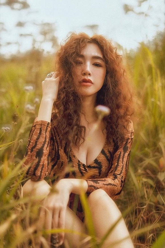 Bà mẹ 2 con Elly Trần đốt mắt với đường cong bốc lửa giữa rừng già-5