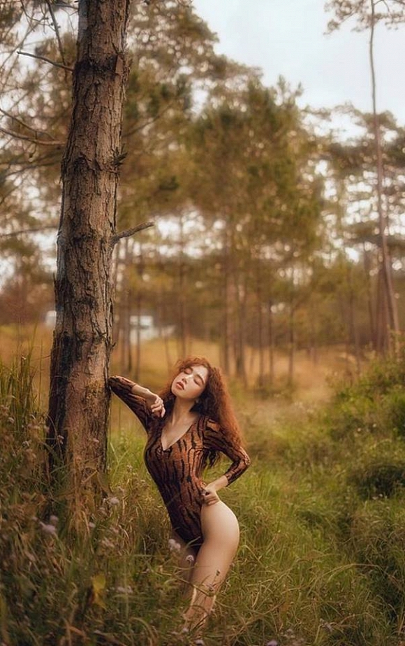 Bà mẹ 2 con Elly Trần đốt mắt với đường cong bốc lửa giữa rừng già-7