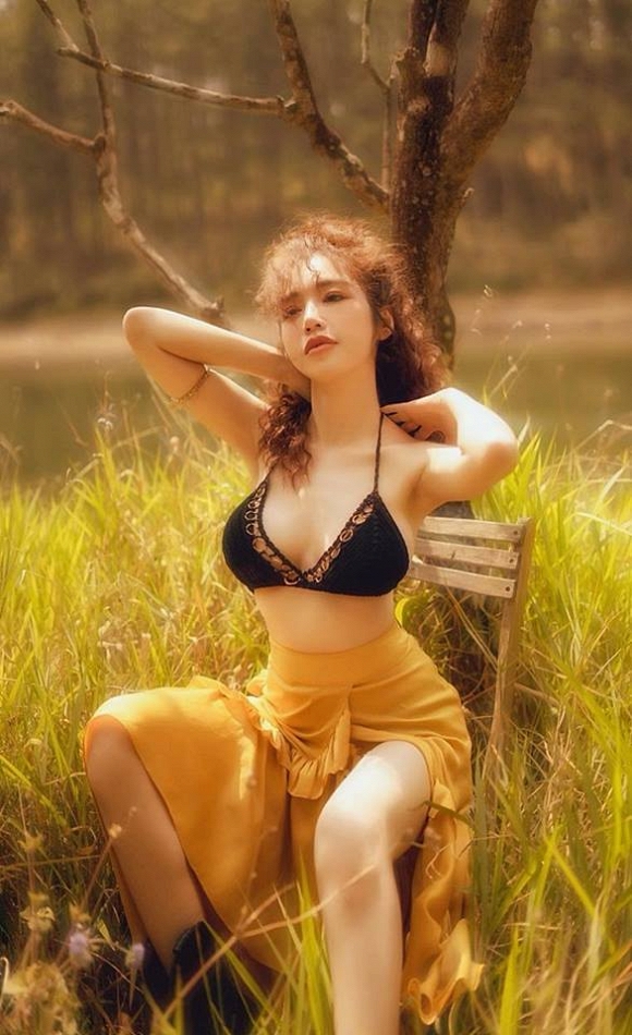 Bà mẹ 2 con Elly Trần đốt mắt với đường cong bốc lửa giữa rừng già-10