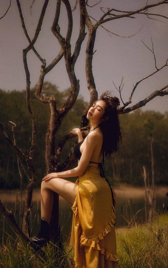 Bà mẹ 2 con Elly Trần đốt mắt với đường cong bốc lửa giữa rừng già-8