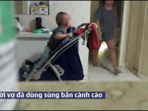Bất ngờ về nhà, vợ cay đắng thấy chồng 