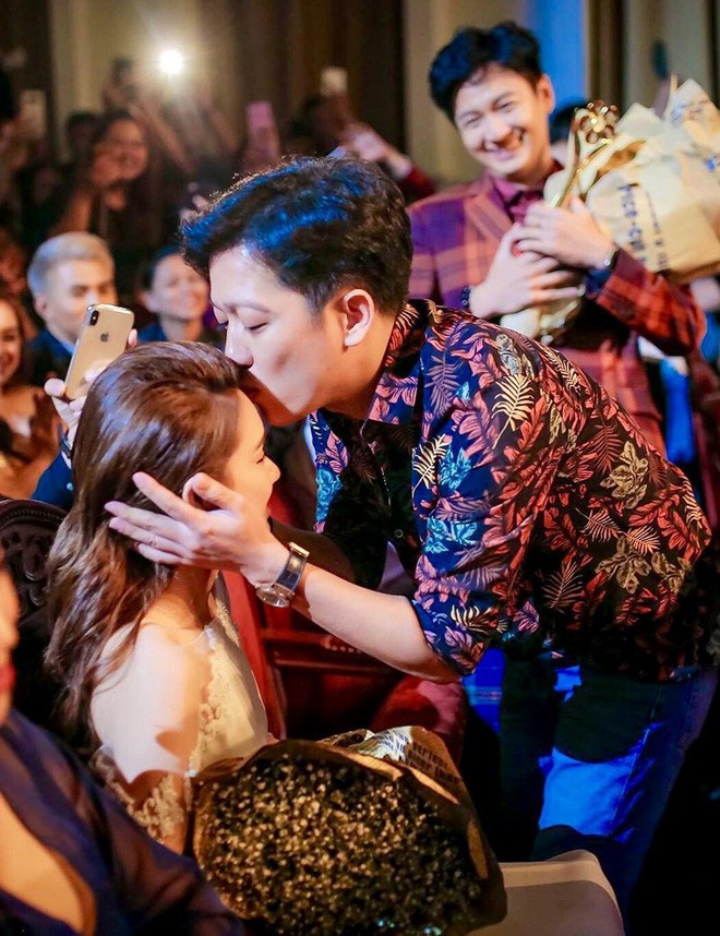 Muôn kiểu tỏ tình của sao Vbiz: Người cướp sóng truyền hình, người lên tận đỉnh núi nói lời trăm năm-13