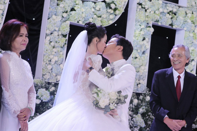 Muôn kiểu tỏ tình của sao Vbiz: Người cướp sóng truyền hình, người lên tận đỉnh núi nói lời trăm năm-15