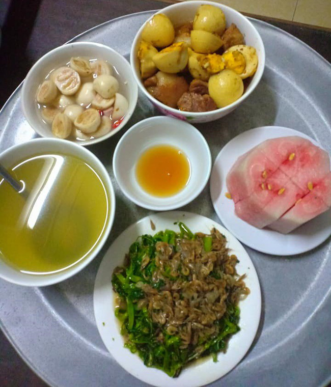 Mâm cơm bị chê ỏng chê eo chỉ vì đĩa dưa hấu, vợ trẻ lên tiếng giải thích khiến chị em vỡ lẽ-1