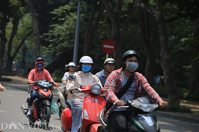 ẢNH: Người Hà Nội vật vã” trước nắng nóng gần 40 độ C-3