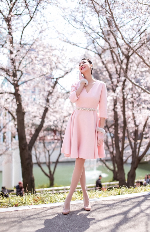 Hoa hậu Hà Kiều Anh trẻ trung, khoe dáng thon gọn ở Hàn Quốc-13