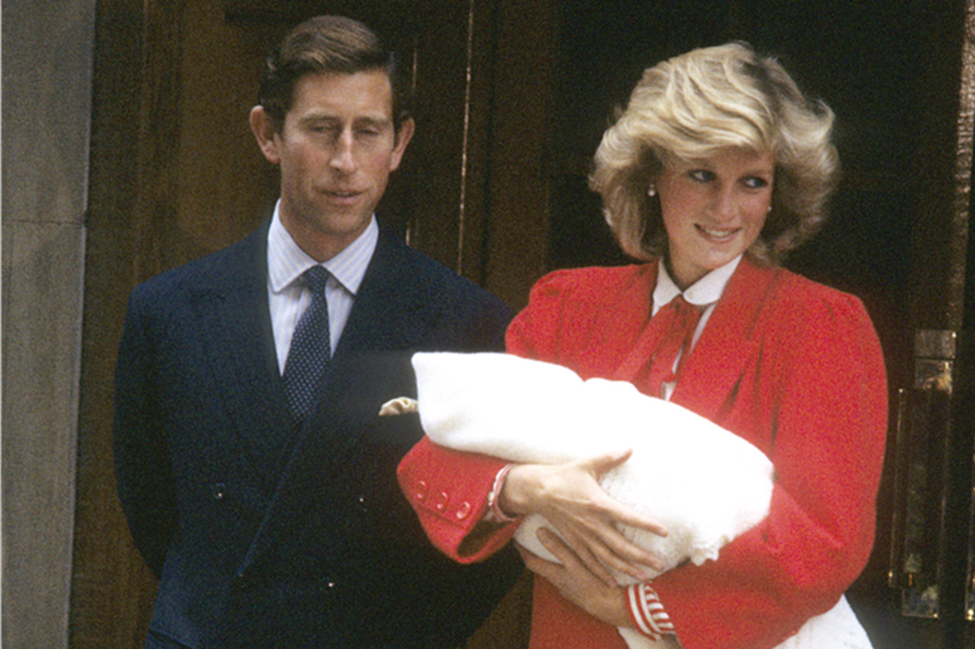 Góc khuất đáng sợ ít ai biết đằng sau hình ảnh bế con đẹp hoàn hảo ngay sau khi sinh của các nàng dâu hoàng gia khiến Meghan phải trốn tránh quyết liệt-2