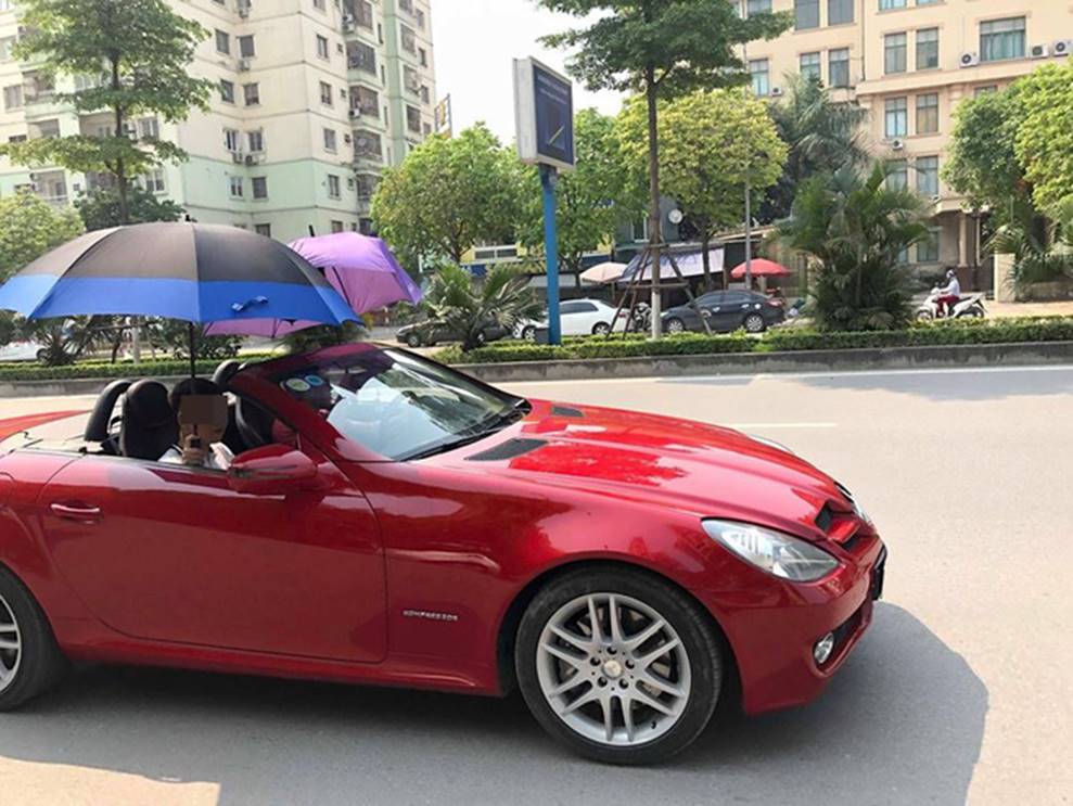 Đi Mercedes mui trần sang chảnh giữa cái nắng gần 40 độ, 2 thanh niên bật ô che tạm-1