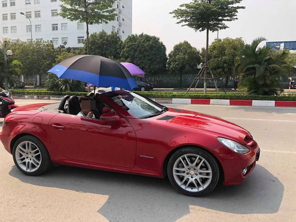 Đi Mercedes mui trần sang chảnh giữa cái nắng gần 40 độ, 2 thanh niên bật ô che tạm-2