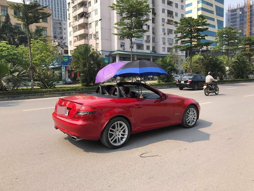 Đi Mercedes mui trần sang chảnh giữa cái nắng gần 40 độ, 2 thanh niên bật ô che tạm-3