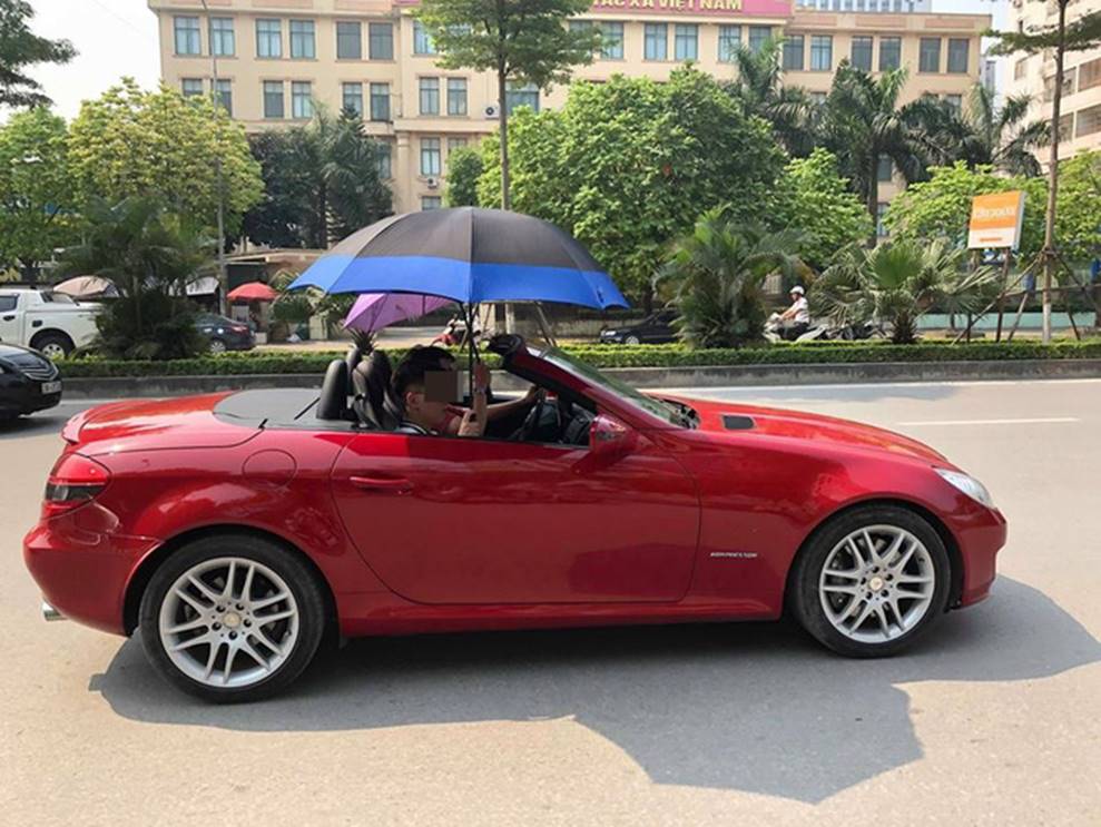 Đi Mercedes mui trần sang chảnh giữa cái nắng gần 40 độ, 2 thanh niên bật ô che tạm-4