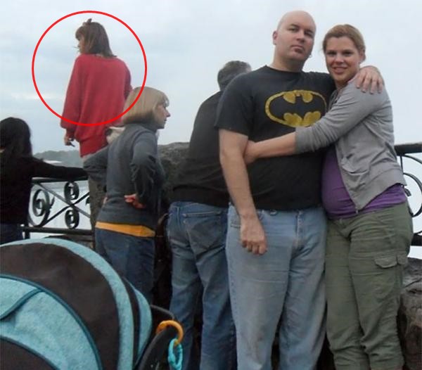 Bức ảnh kỷ niệm chuyến du lịch của cặp đôi trở nên rùng mình với sự xuất hiện của một nhân vật và câu chuyện bi kịch sau đó-1