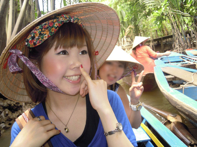 Bức ảnh kỷ niệm chuyến du lịch của cặp đôi trở nên rùng mình với sự xuất hiện của một nhân vật và câu chuyện bi kịch sau đó-2