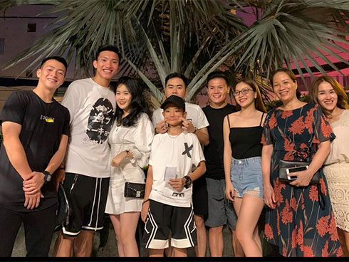 Đi đám cưới Hùng Dũng mà chỉ mải thả thính nhau, Đình Trọng - Văn Hậu bất ngờ chiếm spotlight của chú rể-1