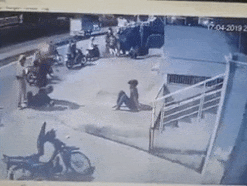 Hai thanh niên trong clip bị CSGT chĩa súng, tung chân đá ở Sài Gòn là quái xế-3