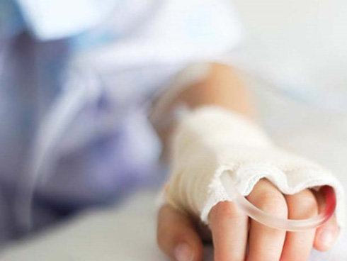 Bé 3 tuổi nghiện kẹo nhưng lười đánh răng, bố mẹ sốc khi con bị vi khuẩn ăn lên mắt-5