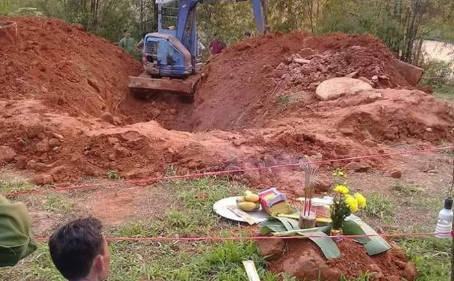 Thi thể phụ nữ cuốn chăn nằm dưới giếng hoang, nghi là người đã mất tích bí ẩn 2 tháng trước-1