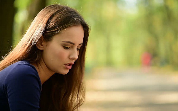 Lên thăm chị gái đột ngột, tôi sững sờ bởi lời hàng xóm nói về chị, càng chết điếng hơn khi thấy chị trở về với một người đàn ông-2