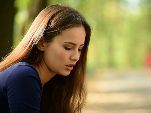 Lên thăm chị gái đột ngột, tôi sững sờ bởi lời hàng xóm nói về chị, càng chết điếng hơn khi thấy chị trở về với một người đàn ông