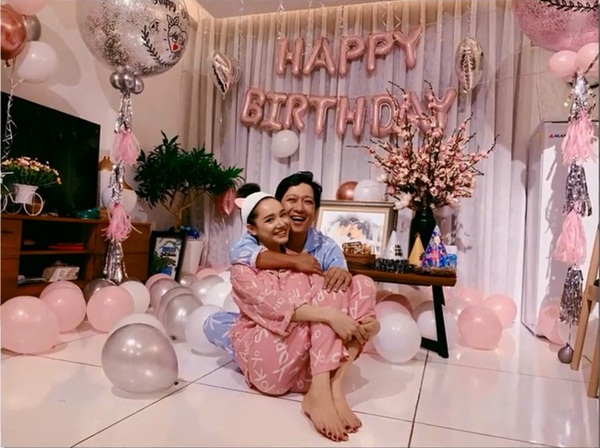 Rò rỉ hình ảnh tiệc sinh nhật Trường Giang: Danh hài ôm hôn, bế bổng Nhã Phương vô cùng hạnh phúc-1