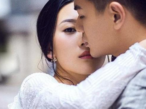 Dối vợ bầu đưa nhân tình đi du lịch, cuộc gọi của mẹ làm tôi bật khóc