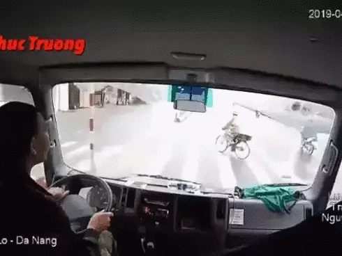 CLIP: Cụ ông lãng tai sang đường khiến tài xế phanh 'cháy bánh' và khoảnh khắc gây hồi hộp