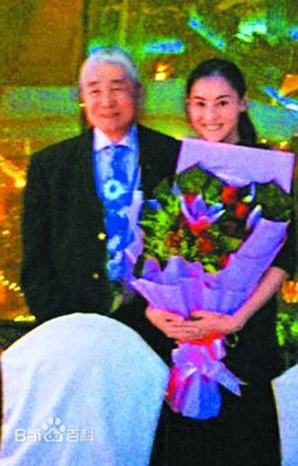 Hé lộ cha nuôi đại gia chống lưng cho Trương Bá Chi: Gia sản ngàn tỷ, từng vì con gái mà làm một điều-3