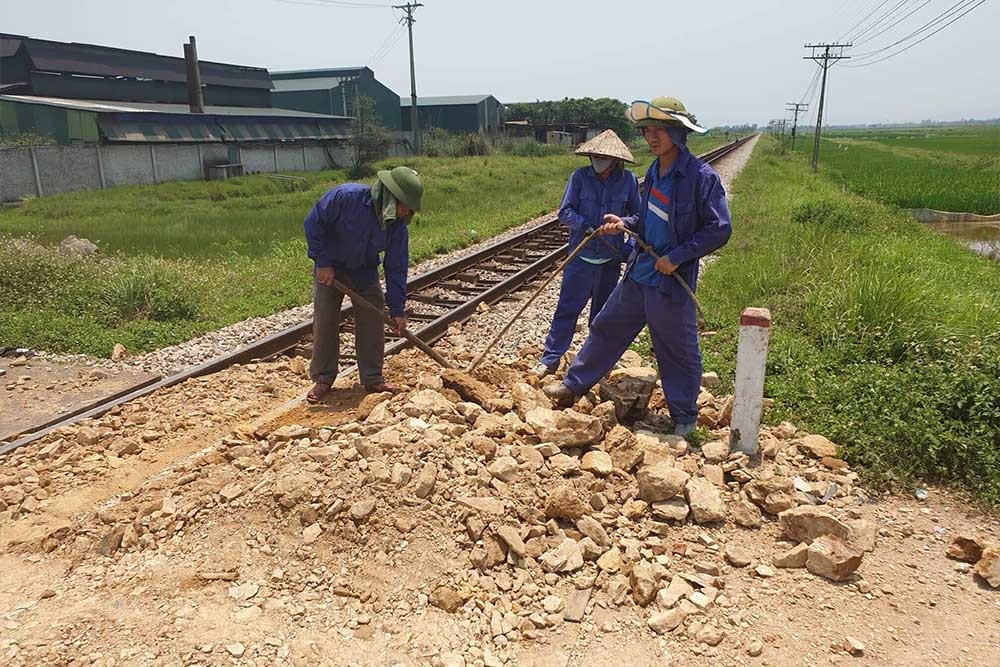 Tàu hỏa húc xe tải nát tươm, tài xế Nghệ An chết kẹt trong cabin-5