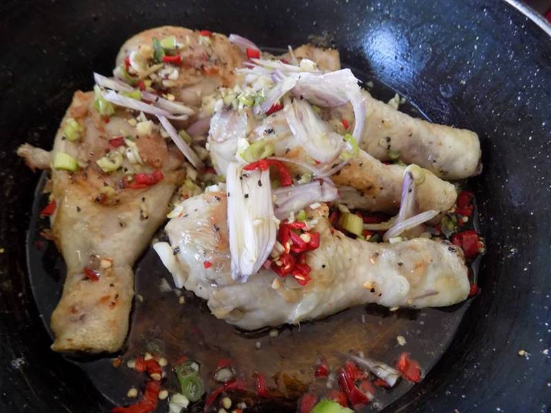 Lạ miệng đùi gà rim tiêu thơm lừng, cả nhà đánh bay nồi cơm-4