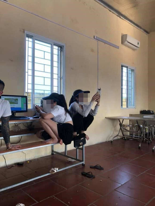 Đi học lái xe, hai cô gái khiến cả lớp bất ngờ với kiểu ngồi hớ hênh-4