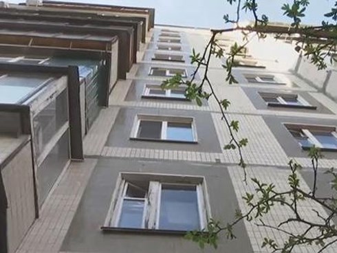 Mẹ mải ngủ vì say rượu, bé gái nguy kịch vì rơi từ tầng 6 chung cư cao 18m xuống
