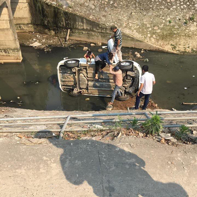 Ô tô con lật ngang dưới mương đen ngòm, livestream trục vợt hút hàng nghìn lượt xem-4