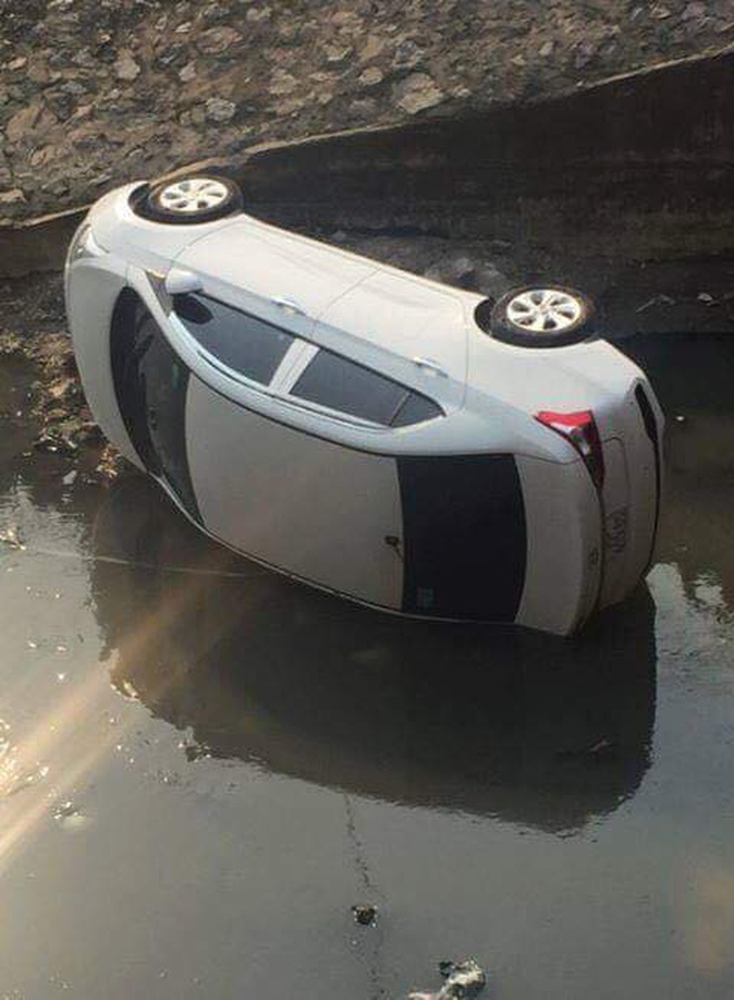 Ô tô con lật ngang dưới mương đen ngòm, livestream trục vợt hút hàng nghìn lượt xem-5