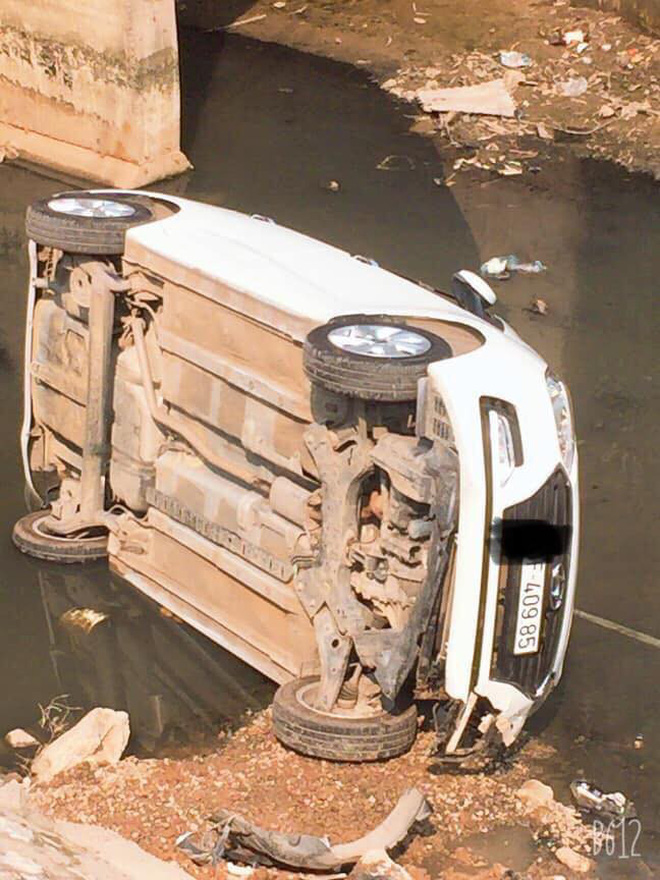 Ô tô con lật ngang dưới mương đen ngòm, livestream trục vợt hút hàng nghìn lượt xem-6