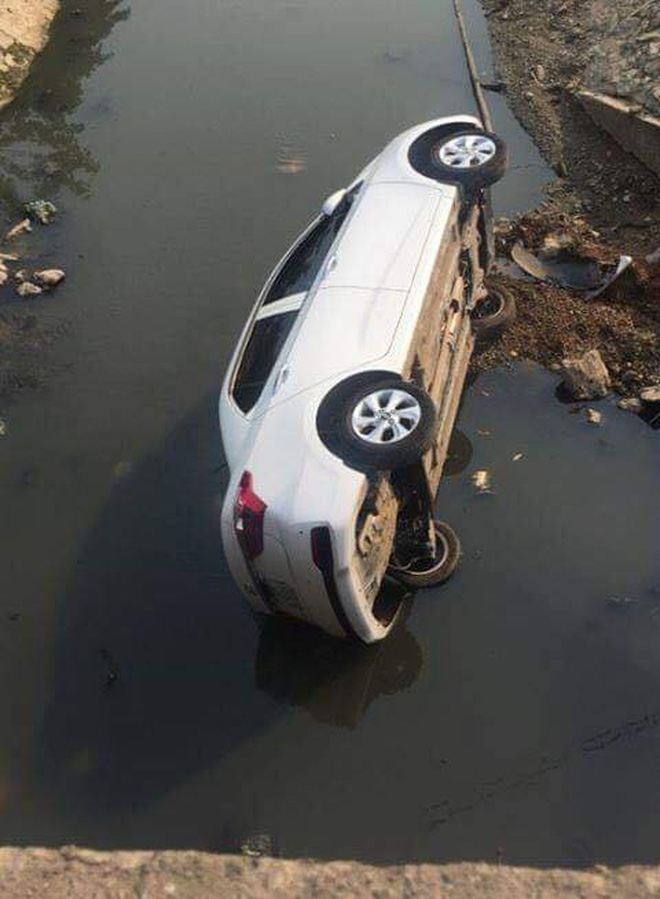 Ô tô con lật ngang dưới mương đen ngòm, livestream trục vợt hút hàng nghìn lượt xem-7